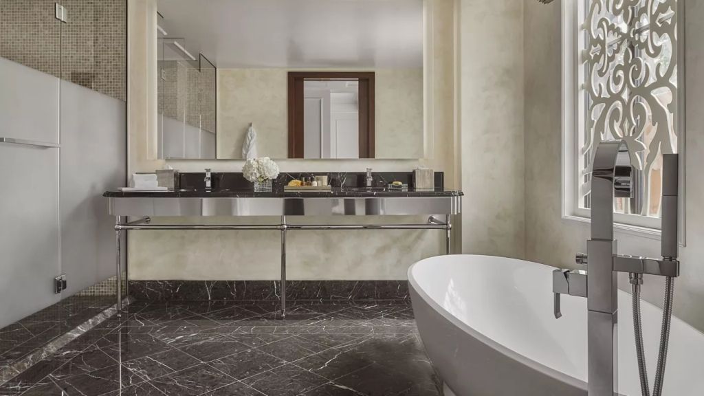 Luxuriöses Badezimmer mit freistehender Badewanne und edlem Marmor-Boden.