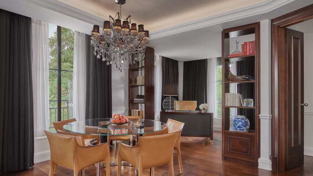 Essbereich mit Kristallleuchter und Ledersesseln in der Suite