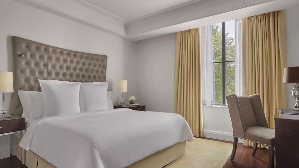 Modern eingerichtetes Hotelzimmer mit großem Fenster und Doppelbett