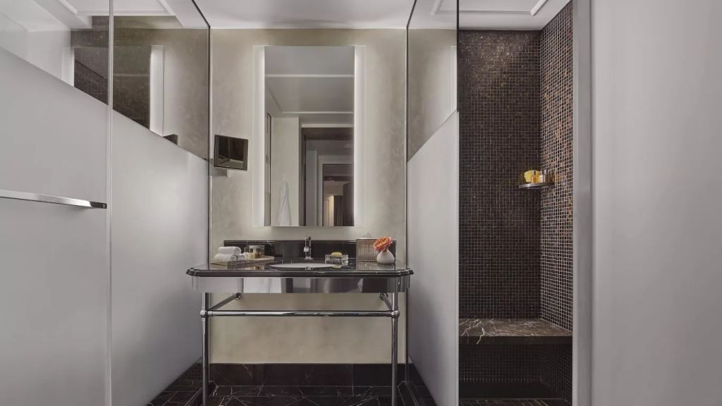 Luxuriöses Badezimmer mit moderner Beleuchtung und Mosaikfliesen