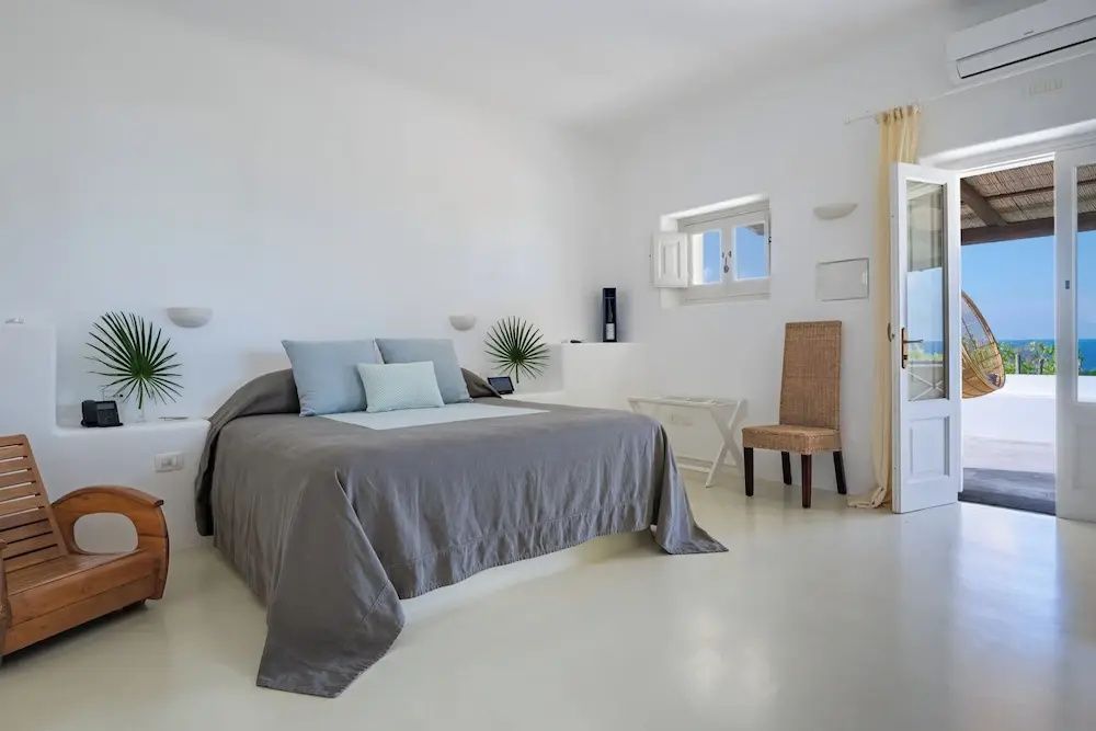Helles Schlafzimmer mit Doppelbett und minimalistischem Dekor