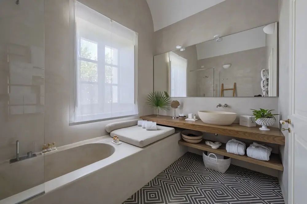 Luxuriöses Badezimmer mit großer Wanne und Holzdetails