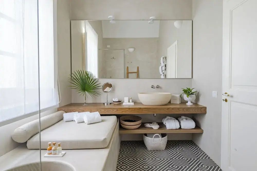 Modernes Badezimmer mit großen Spiegeln und eleganter Waschtischplatte