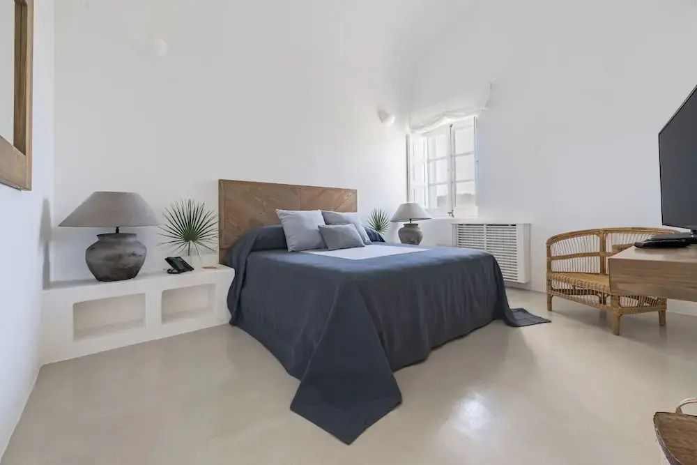 Helles Schlafzimmer mit modernem Design und einem großen Fenster