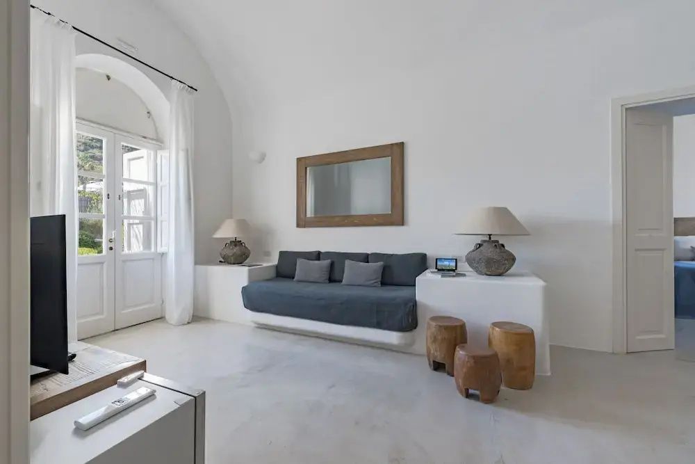 Wohnbereich mit stilvollem Sofa und großen Fenstern für viel Tageslicht