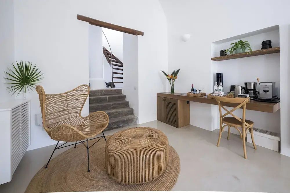 Sitzecke mit elegantem Dekor und kleiner Arbeitsfläche