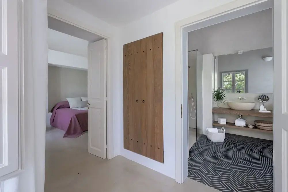 Flur des Zimmers mit Blick auf Badezimmer und Kleiderschrank