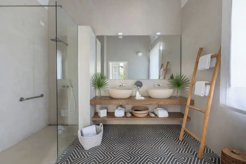 Modernes Badezimmer mit Doppelwaschbecken und Glasdusche