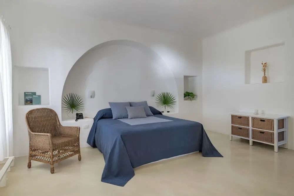 Geräumiges Schlafzimmer in neutralen Tönen mit modernem Design und Kingsize-Bett