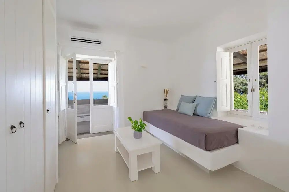 Charmantes Zimmer mit Einzelbett und Zugang zur privaten Terrasse mit Meerblick