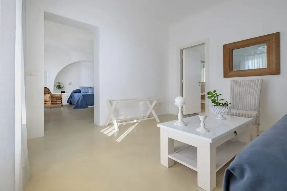 Offene Suite mit stilvollem Wohnzimmer und einladender Atmosphäre