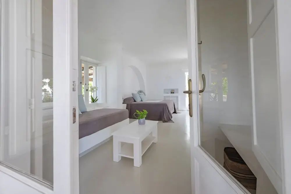 Heller Suite-Eingangsbereich mit modernem Design und komfortablem Ambiente