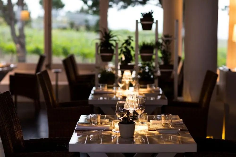 Elegantes Restaurant-Interieur mit stimmungsvoller Beleuchtung und Pflanzen.