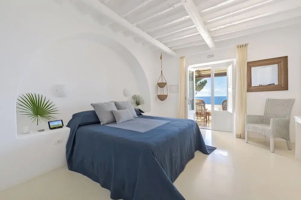 Helles Schlafzimmer in Weiß mit Doppelbett und Meerblick