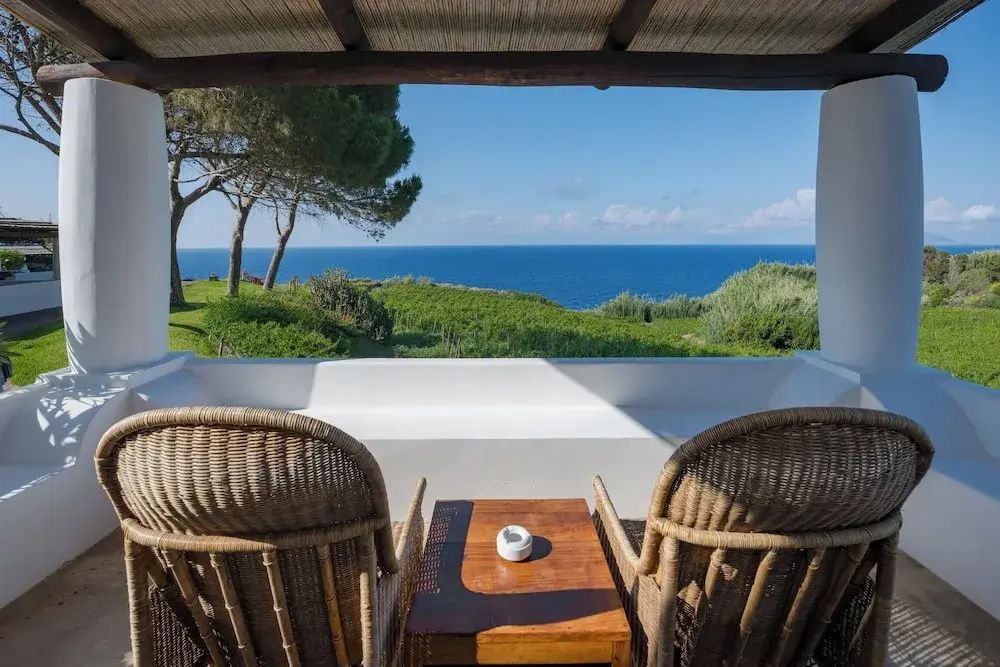 Terrasse mit Rattanstühlen und Meerblick
