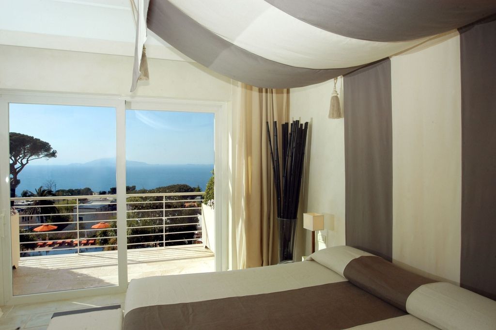Helle Suite mit Meerblick und modernem Dekor in der Jumeirah Capri Palace.
