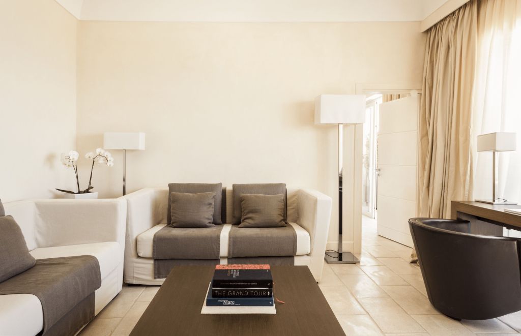 Gemütlicher Wohnbereich mit modernen Sofas und Couchtisch in der Suite.