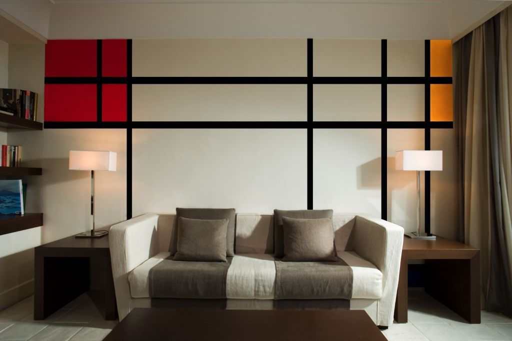 Modernes Wohnzimmerdesign mit geometrischen Wandelementen in der Suite.