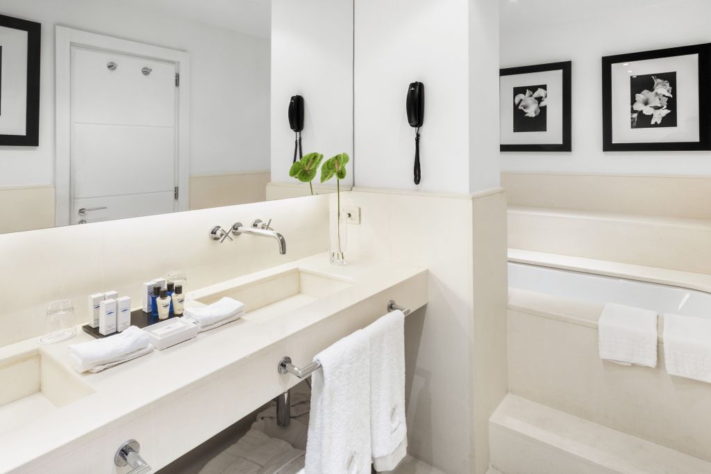 Modernes Badezimmer mit großem Spiegel und Design-Waschbecken.