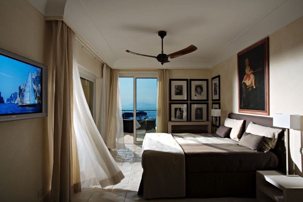Luxuriöses Schlafzimmer mit Blick auf das Meer und elegantem Dekor