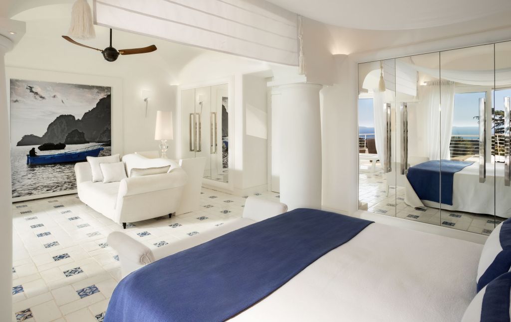 Offene Raumgestaltung der Suite mit Blick ins Schlafzimmer und einem Balkon