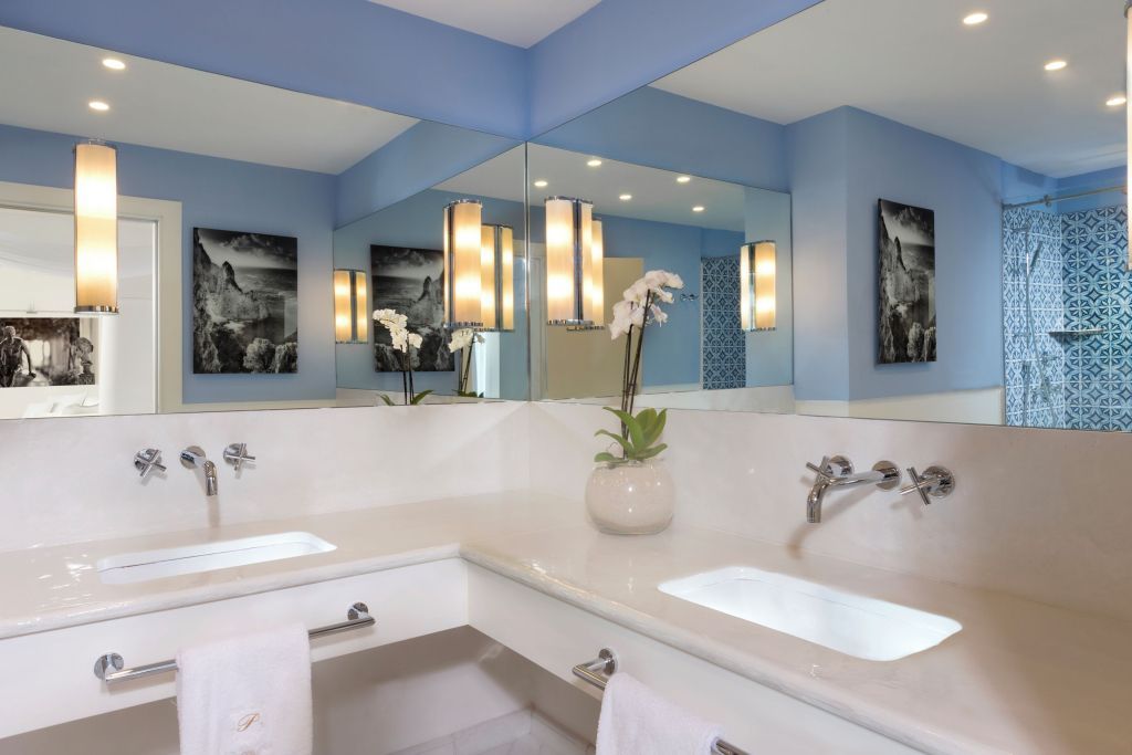 Modernes Badezimmer der Capritouch Executive Suite mit großzügigem Waschtisch und Spiegeln