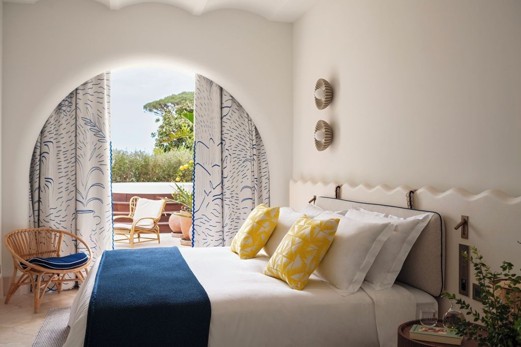 Helles Zimmer mit Doppelbett, direktem Zugang zur Terrasse und eleganter Dekoration