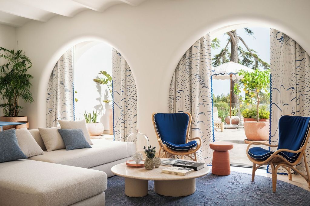 Luxuriöses Wohnzimmer mit modernen Möbeln und Zugang zu einer begrünten Terrasse