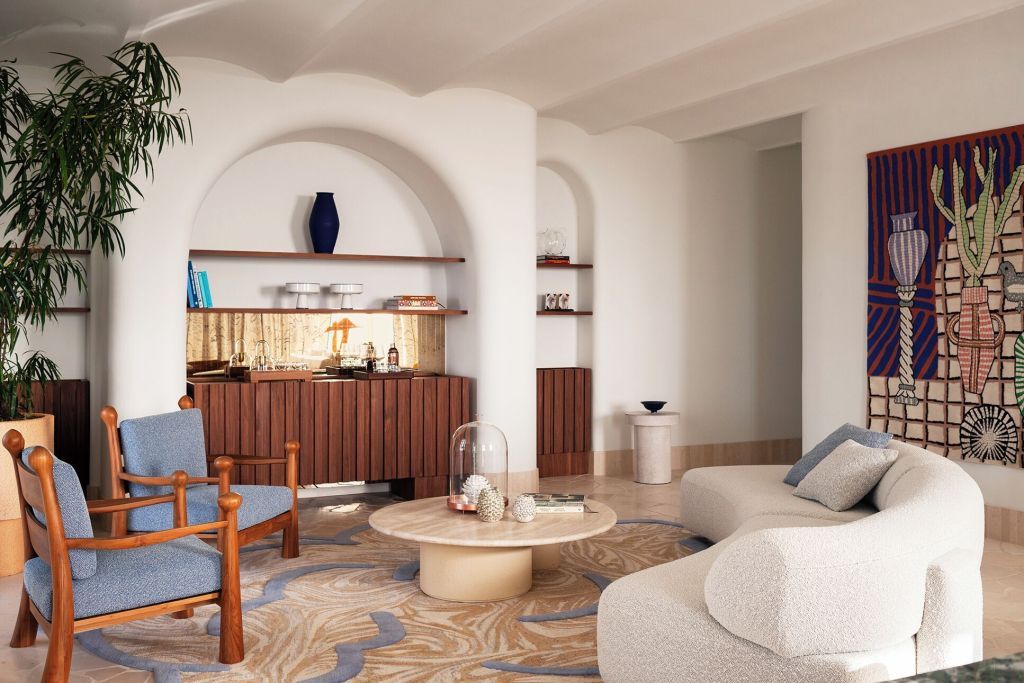 Moderner Lounge-Bereich mit komfortablen Sesseln und dekorativem Tisch