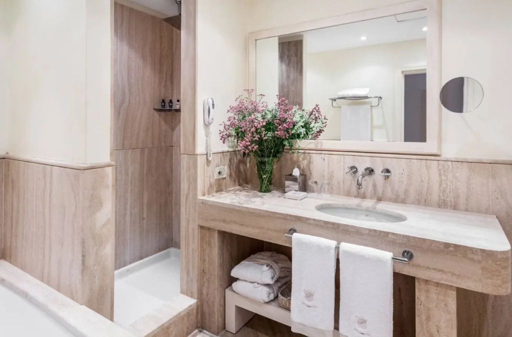 Modernes Badezimmer mit Marmorwaschbecken und Spiegel