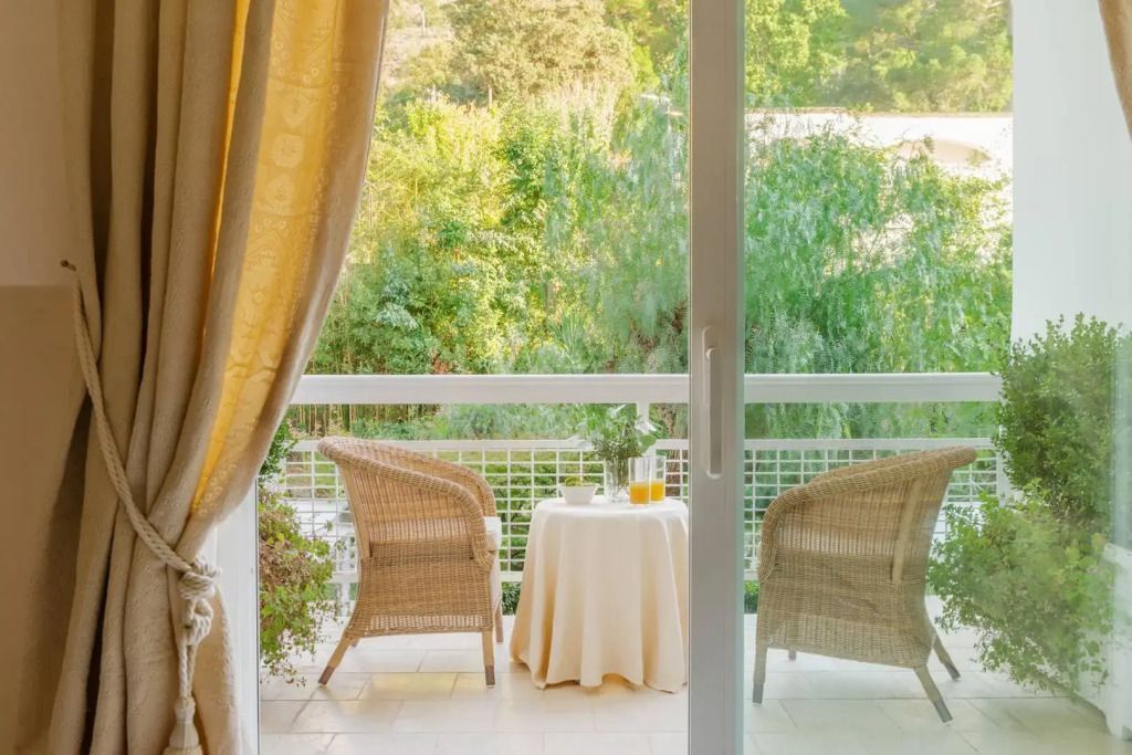 Gemütliche Terrasse mit Blick auf einen grünen Garten