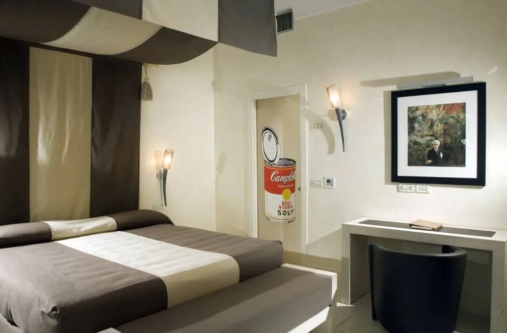 Modernes Zimmer mit gedeckten Farben und Pop-Art-Elementen