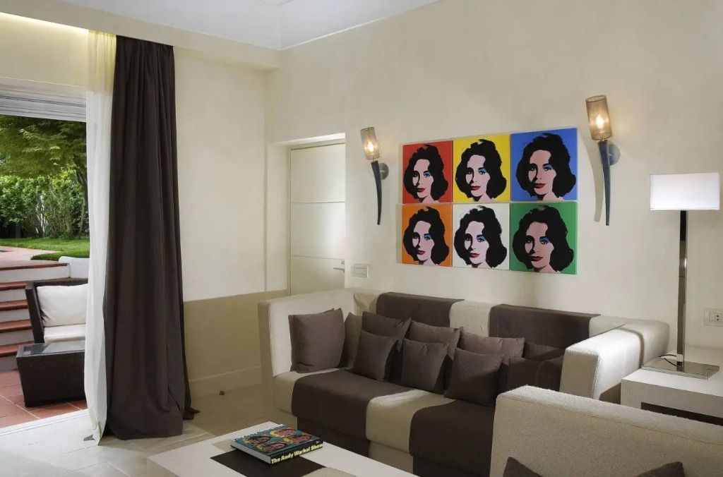 Stilvoll eingerichtete Sitzecke mit Pop-Art-Wanddekoration