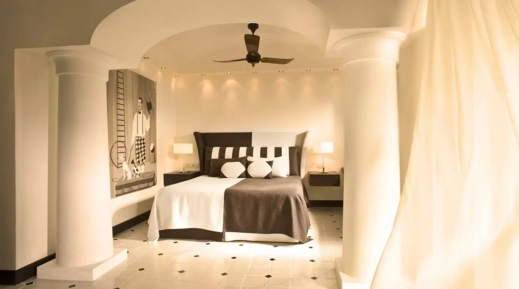 Elegantes Schlafzimmer einer Junior-Suite mit Doppelbett und stilvoller Dekoration