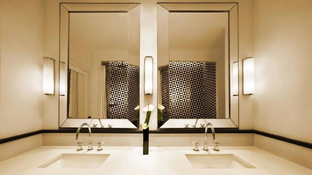 Modernes Badezimmer mit Doppelwaschbecken und elegantem Spiegel