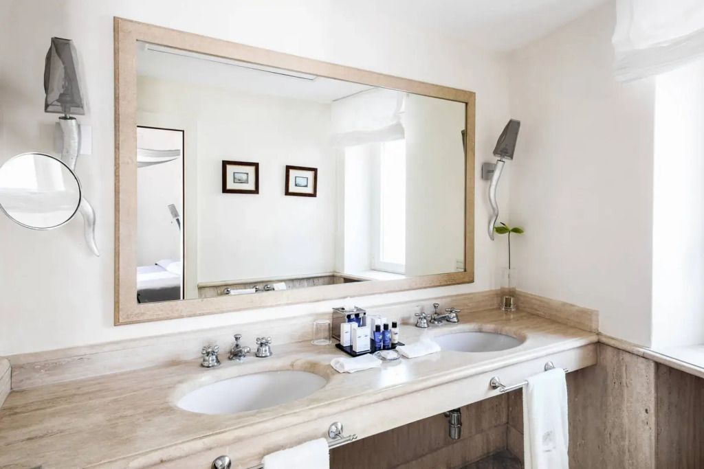 Modernes Badezimmer mit großem Spiegel und Doppelwaschbecken