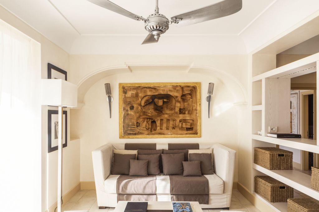 Gemütliches Wohnzimmer mit modernem Sofa und kunstvoller Wanddekoration