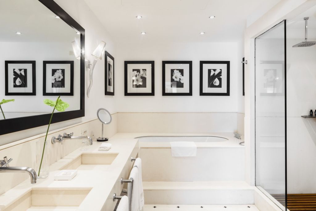 Elegantes Badezimmer mit Doppelwaschbecken und Badewanne