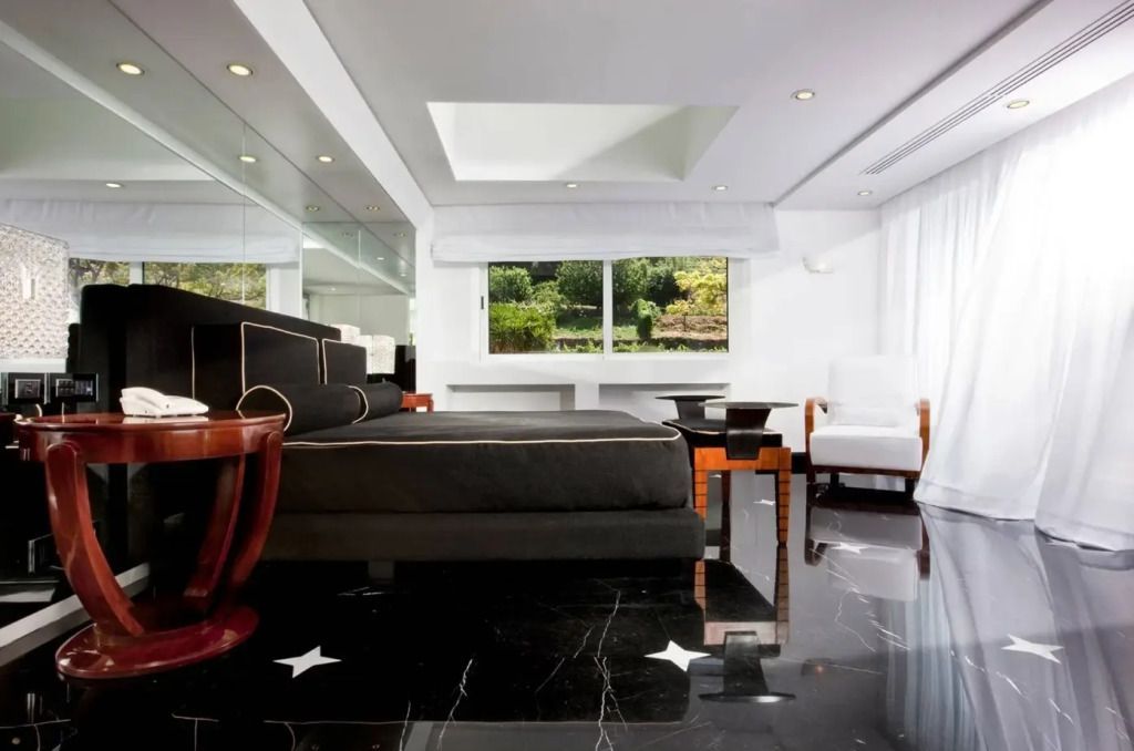 Elegante Suite mit schwarzem Design und Gartenblick