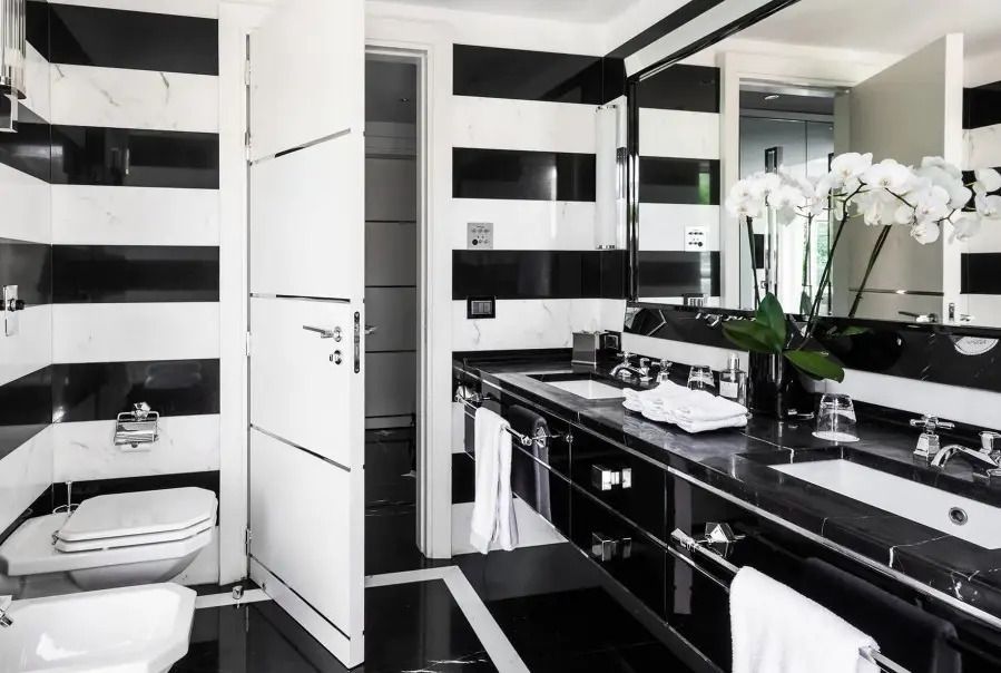 Schwarz-weiß gestreiftes Badezimmer mit modernem Design