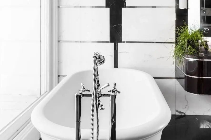 Freistehende Badewanne im stilvollen Badezimmer