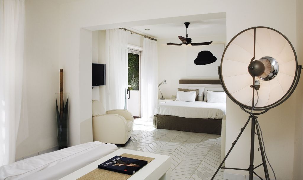 Helles modernes Zimmer mit Doppelbett und weißer Einrichtung