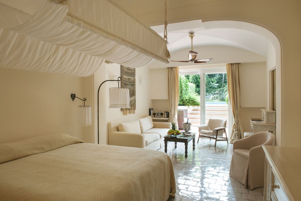 Geräumige Suite mit Himmelbett und gemütlichem Sitzbereich