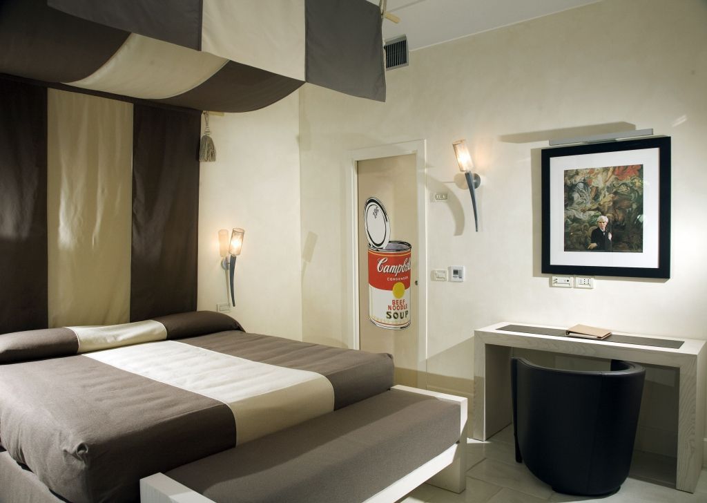 Geschmackvoll eingerichtetes Zimmer mit Kunstwerk an der Wand