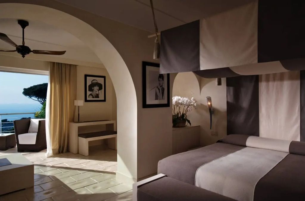 Junior-Suite Doppelbett mit eleganter Dekoration und natürlichen Farbtönen
