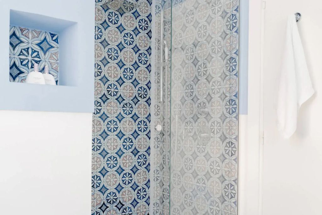 Badezimmer mit dekorativen blauen und weißen Fliesen