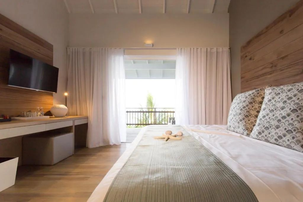 Luxuriöses Schlafzimmer mit Balkonblick und stilvollem Interieur