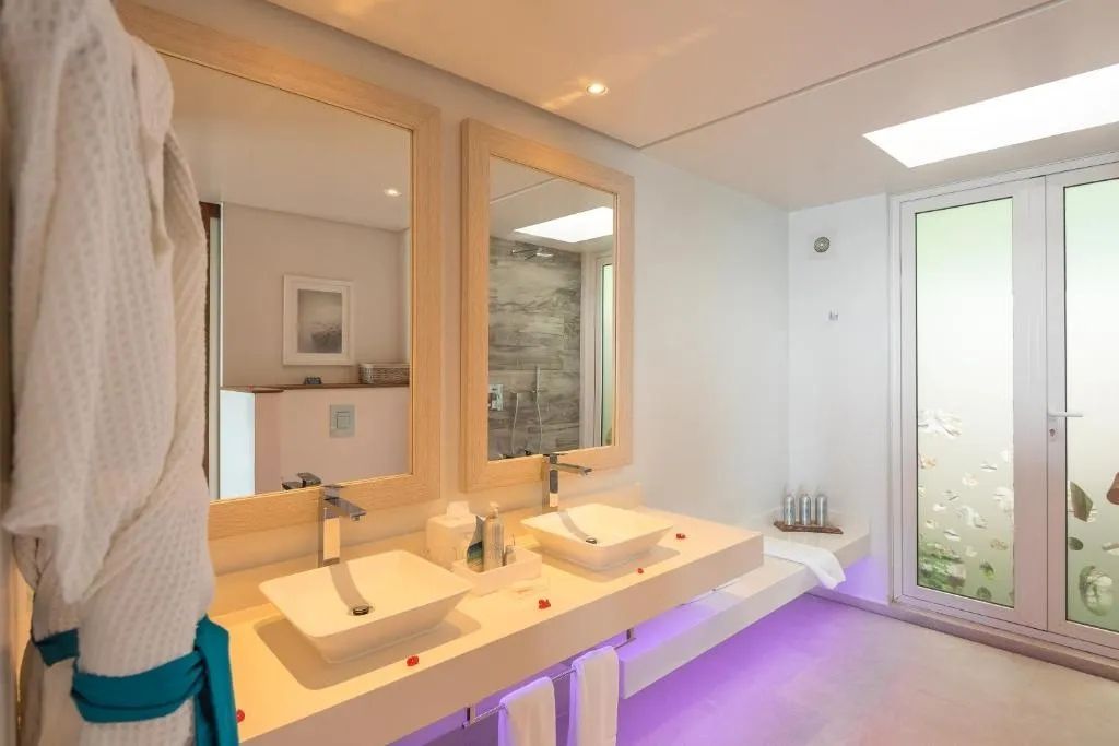 Elegantes Badezimmer mit doppelten Waschbecken und moderner Einrichtung