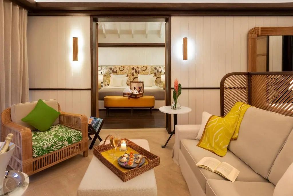 Gemütliche Sitzecke in der Deluxe Suite mit moderner Einrichtung.