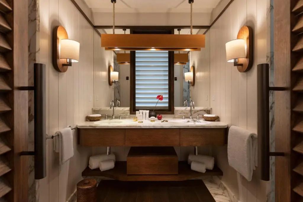 Luxuriöses Badezimmer der Deluxe Suite mit Doppelwaschbecken.